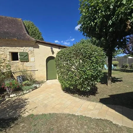 En Perigord Avec Jardin Clos Et Cheminee - Fr-1-616-232