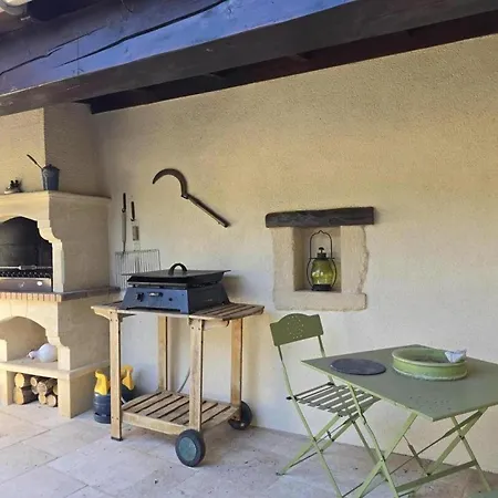 En Perigord Avec Jardin Clos Et Cheminee - Fr-1-616-232