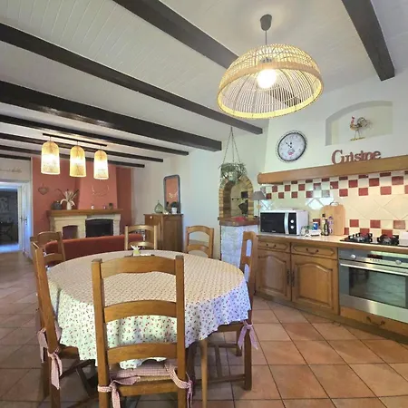 En Perigord Avec Jardin Clos Et Cheminee - Fr-1-616-232