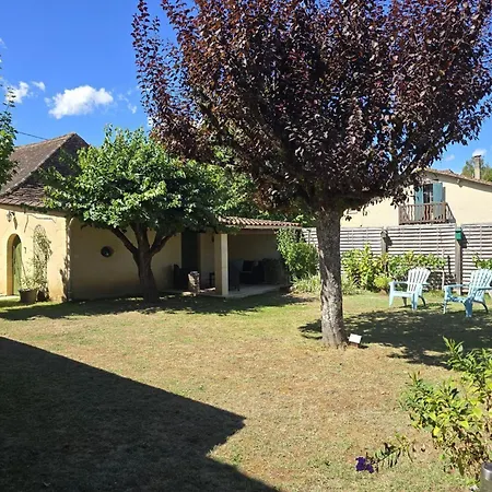 En Perigord Avec Jardin Clos Et Cheminee - Fr-1-616-232