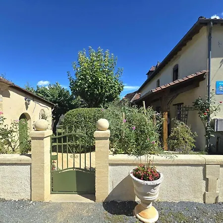 En Perigord Avec Jardin Clos Et Cheminee - Fr-1-616-232